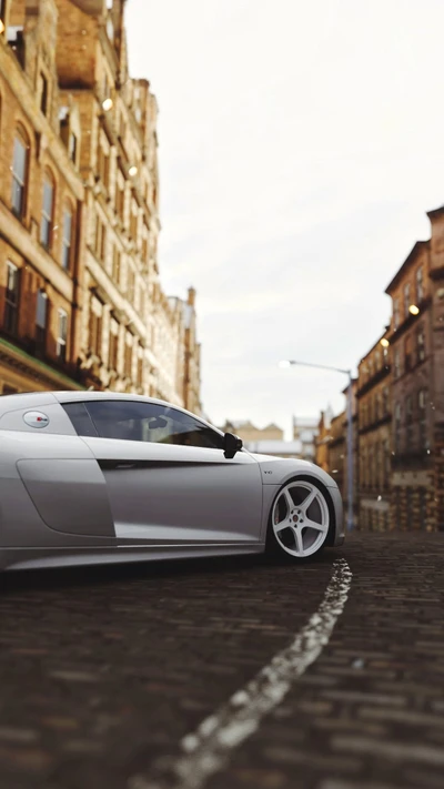 Elegante carro esportivo Audi em rua de paralelepípedos em meio à arquitetura histórica