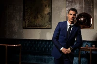 Cristiano Ronaldo em um elegante smoking azul, exalando elegância e sofisticação em um ambiente contemporâneo.