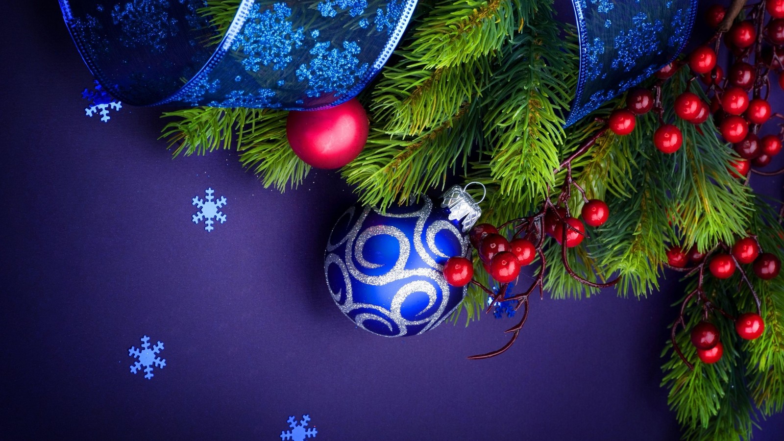 Décorations de noël sur un fond bleu avec des flocons de neige et un ruban bleu (décoration de noël, sapin de noël, sapin, événement, arbre du nouvel an)