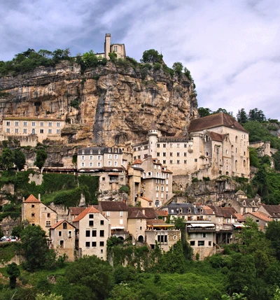 Mittelalterliches Dorf, das an einer Klippe mit historischer Architektur liegt