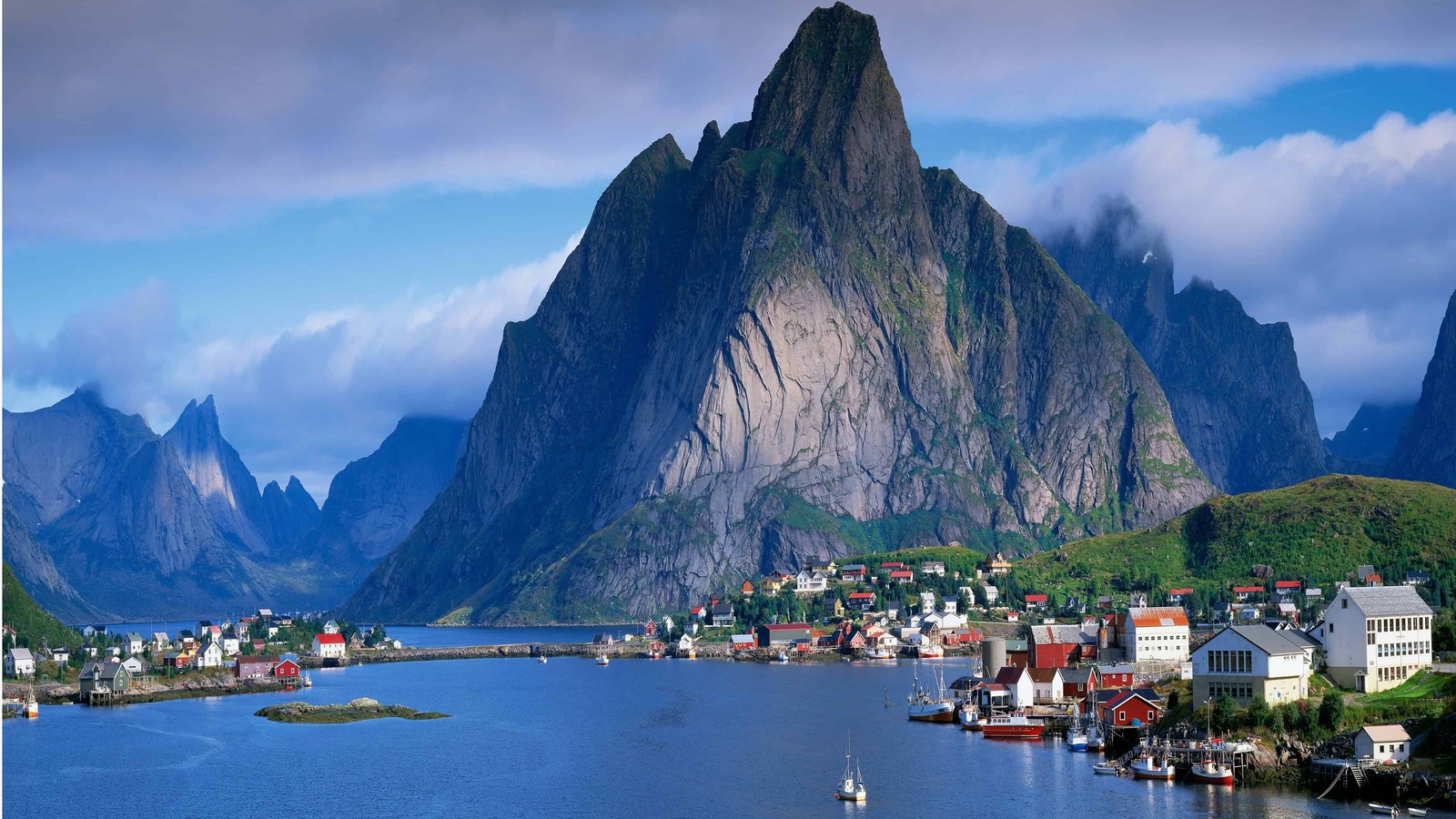 Vista de uma pequena cidade em uma montanha com um barco na água (oslo, fiorde, montanha, cadeia de montanhas, cenário de montanha)