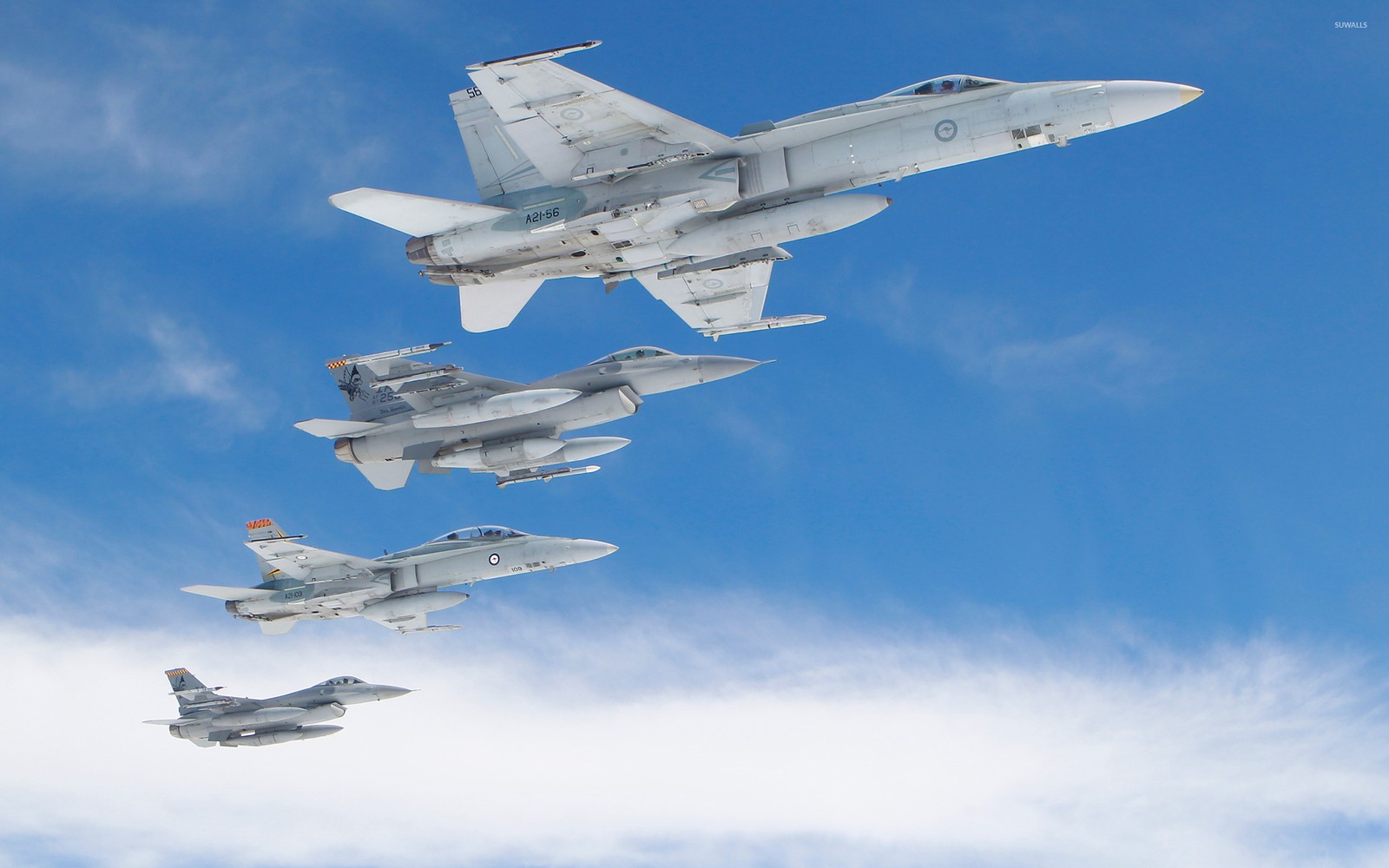 Trois chasseurs volant en formation dans un ciel bleu avec des nuages (aéronef, mcdonnell douglas, force aérienne, avion, avion militaire)