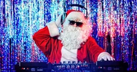 Santa Claus DJ mezclando melodías festivas para la celebración de Navidad