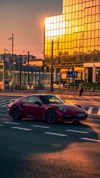 Carro esportivo vermelho brilhante sob reflexos do pôr do sol