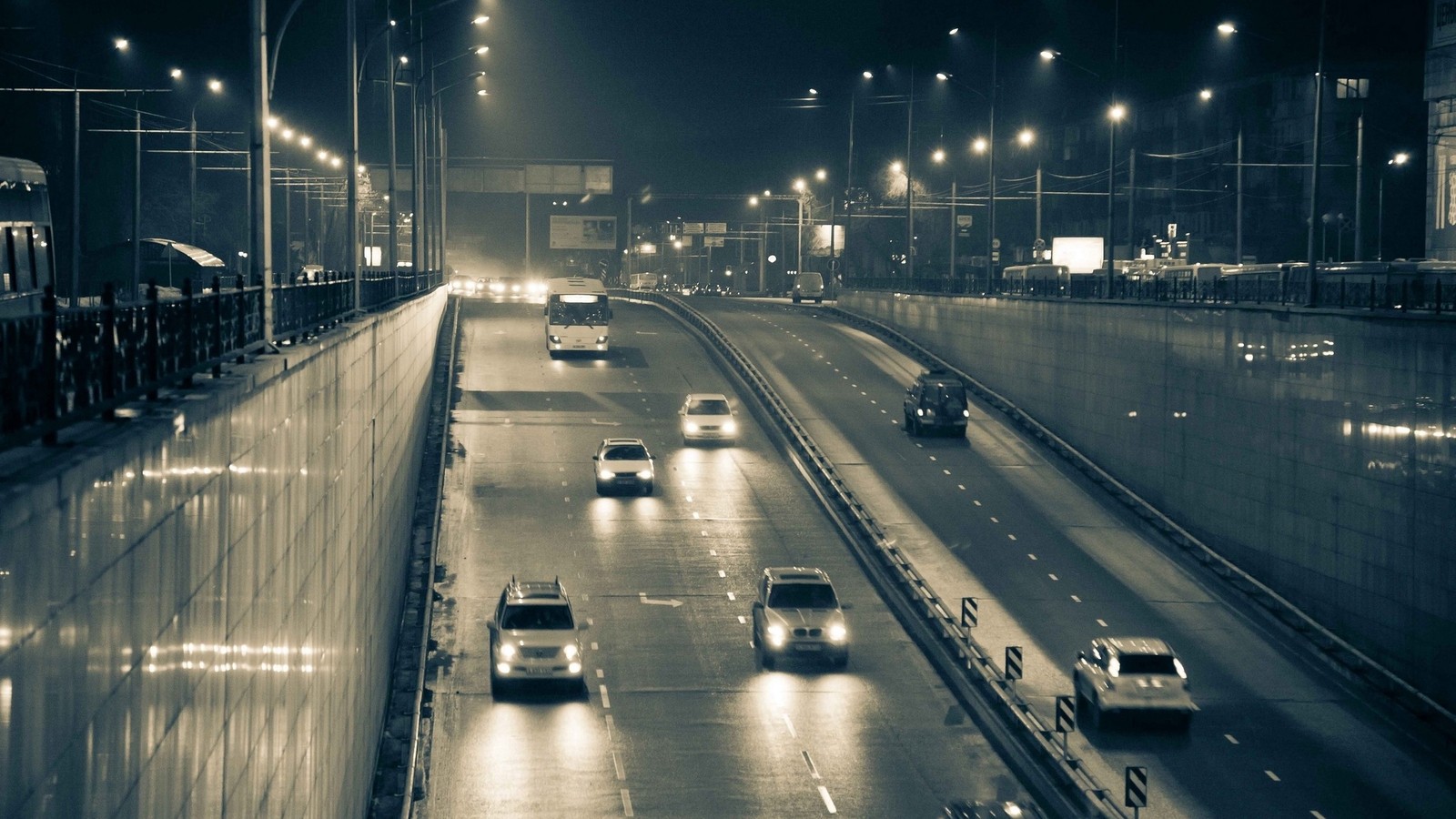 Los coches circulan por una carretera de noche con las luces encendidas (camino, carril, carretera, área urbana, noche)