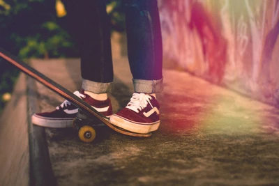 Close-up de tênis em um skate no skatepark, capturando a essência da recreação urbana.