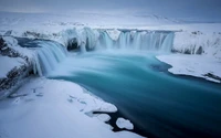 Gefrorene Gelassenheit: Winterwasserfall in Reykjavik