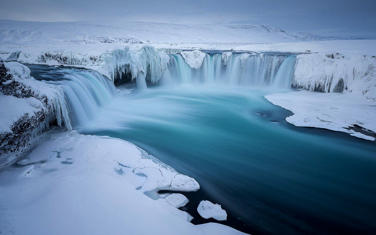 Близкий план водопада с льдом на земле (водопад, зима, природа, вода, водные ресурсы)