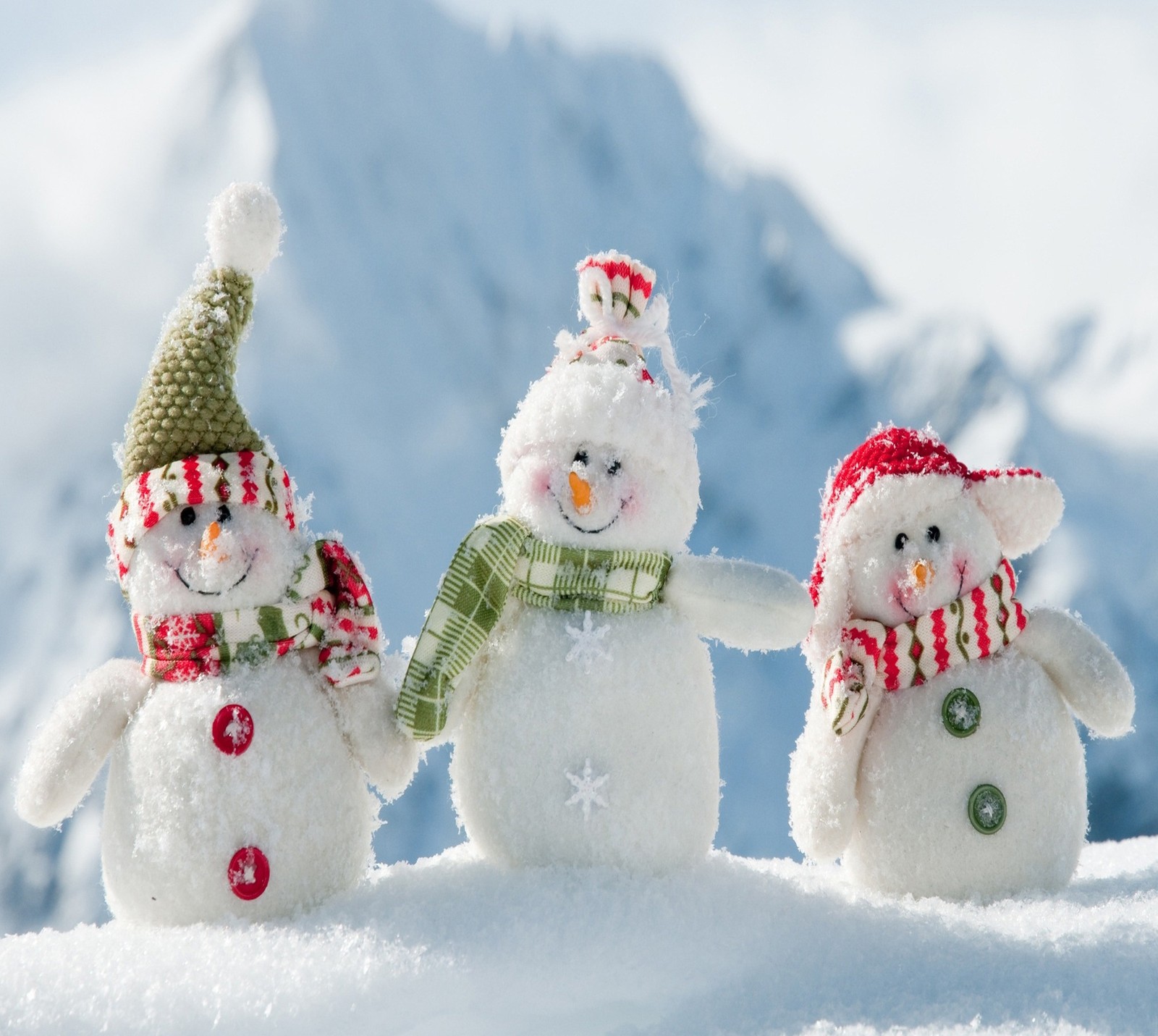 Trois bonhommes de neige se tiennent dans la neige avec des chapeaux et des écharpes (abej, beograd, hiver)