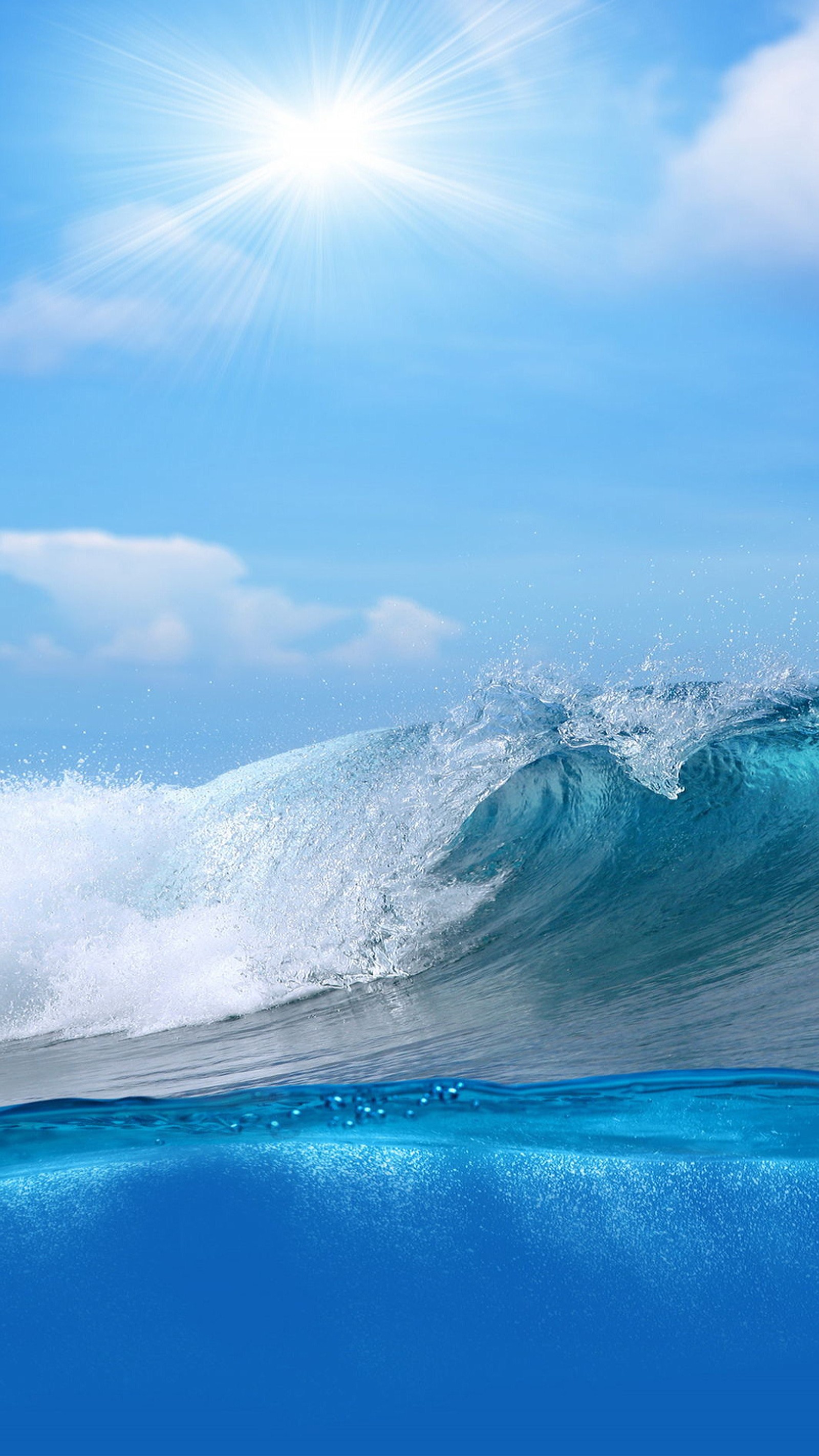 Une grande vague arrive sur le rivage de l'océan (bleu, nature, océan, mer, ciel)