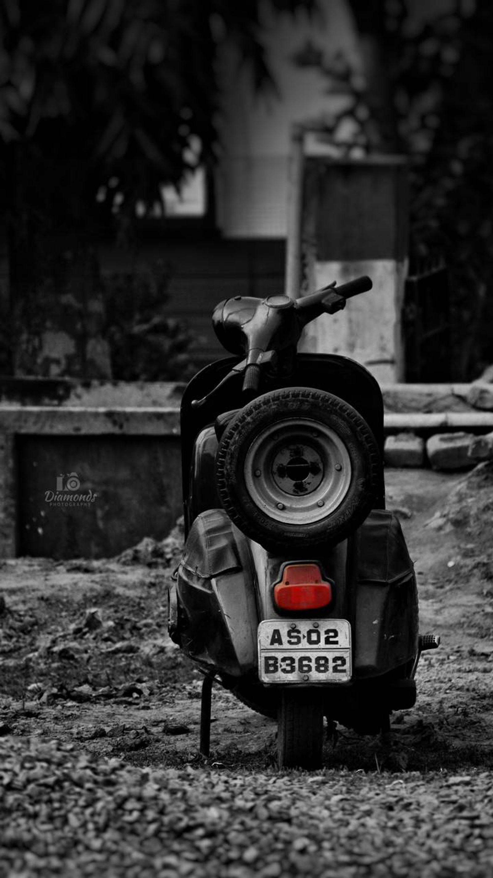 Um close em uma motocicleta estacionada em uma estrada de terra (antigo, scooter)