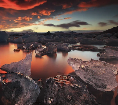 Reflejos del atardecer en el hielo en el Lago Rojo