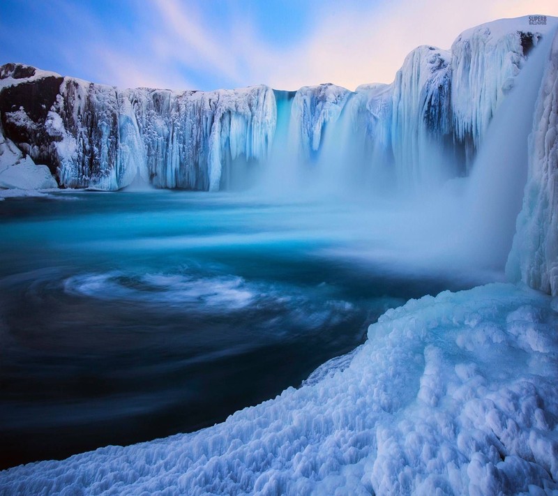 Близкий план водопада с льдом по бокам (аква, синий, крутой, лед, исландия)