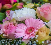 Bouquet floral délicat avec des roses roses et des marguerites