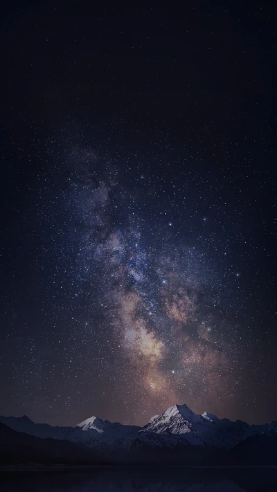 Galaxia estrellada sobre montañas majestuosas por la noche