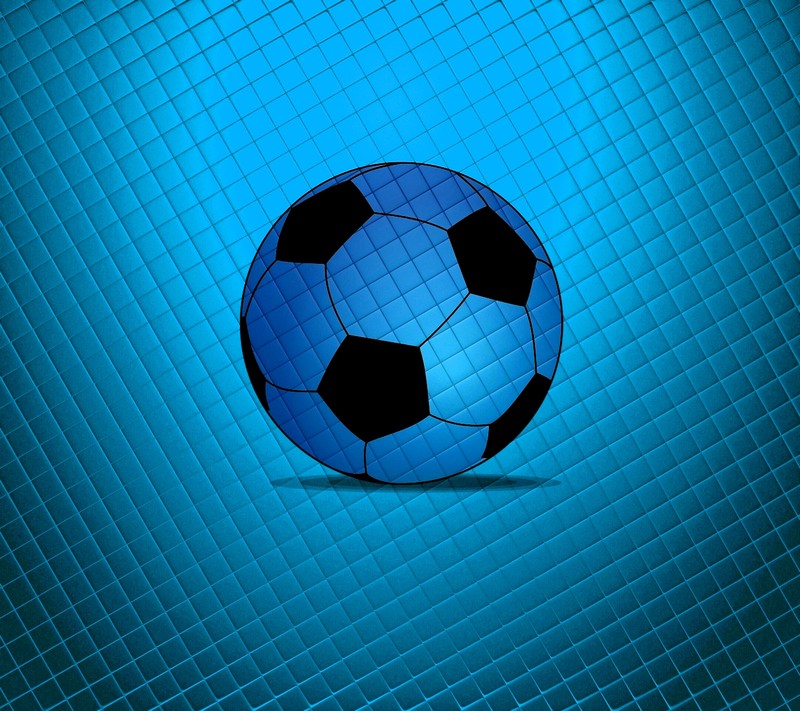 Um close-up de uma bola de futebol em um fundo azul (bola, futebol)