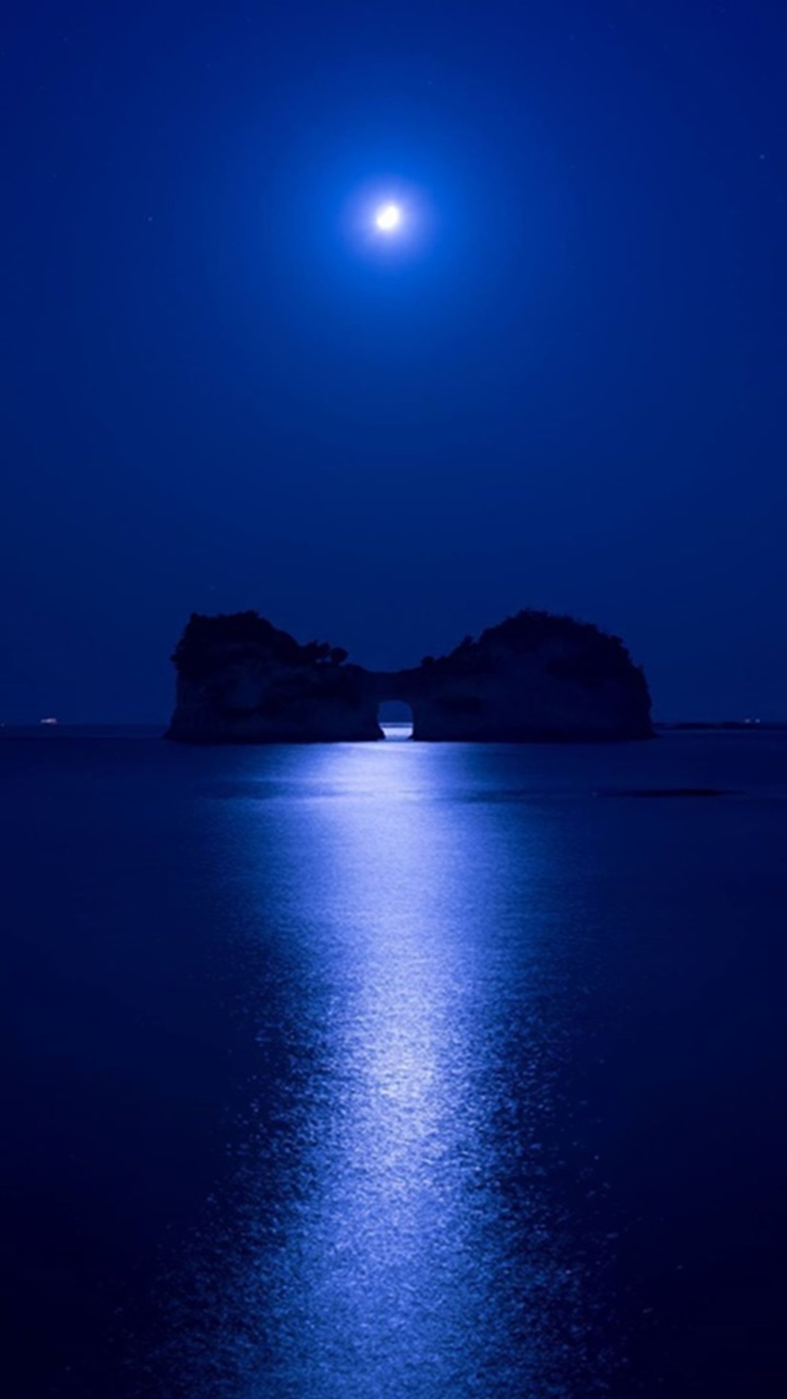 Vista de uma lua cheia sobre o oceano com um barco na água (noite azul, natureza, oceano)