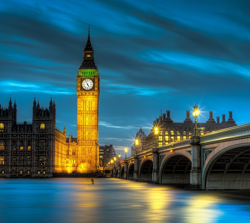 Вид на часовую башню вдалеке с мостом на переднем плане (биг бен, big ben, мост, англия, england)