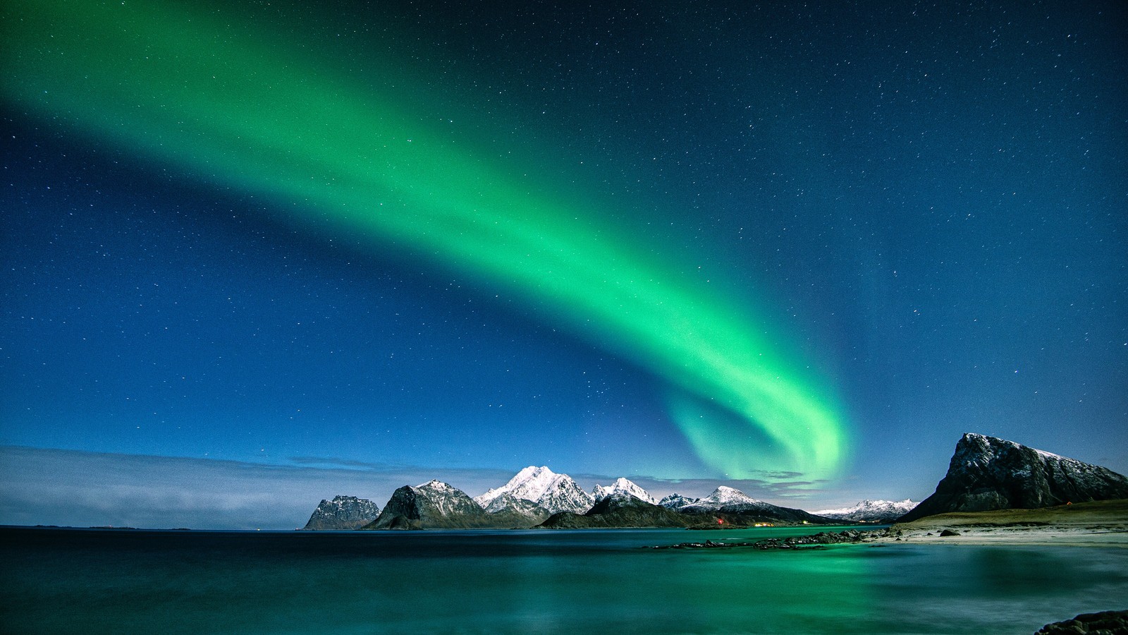 Aurore boréale verte au-dessus d'un plan d'eau avec des montagnes en arrière-plan (aurore boréale, aurores boréales, montagnes, nuit, paysage)