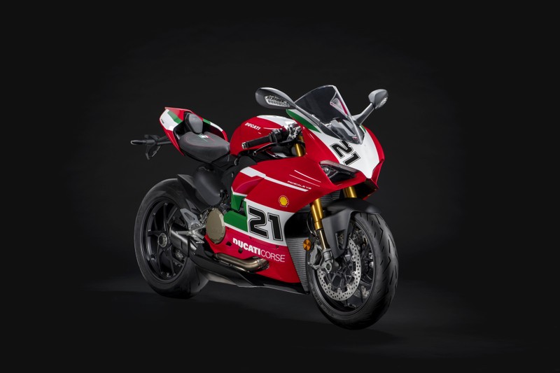 Крупный план красного мотоцикла, припаркованного на черной поверхности (ducati panigale v2 байлисс, ducati panigale v2 bayliss, 8k, спортивные мотоциклы, 5k)