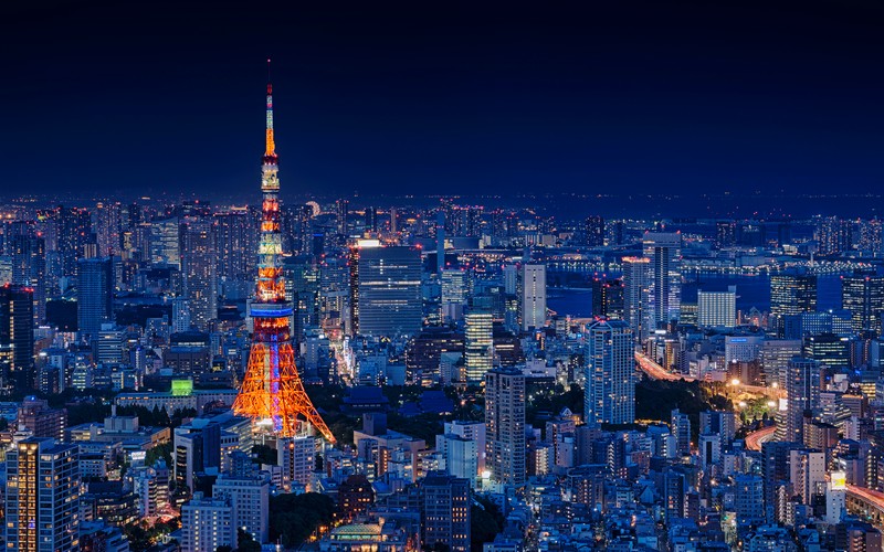 Панорамный вид на город ночью с высоким зданием (токийская башня, tokyo tower, япония, металлическая структура, городской пейзаж)