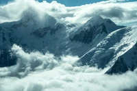 Majestuosas montañas cubiertas de nieve bajo un cielo nublado