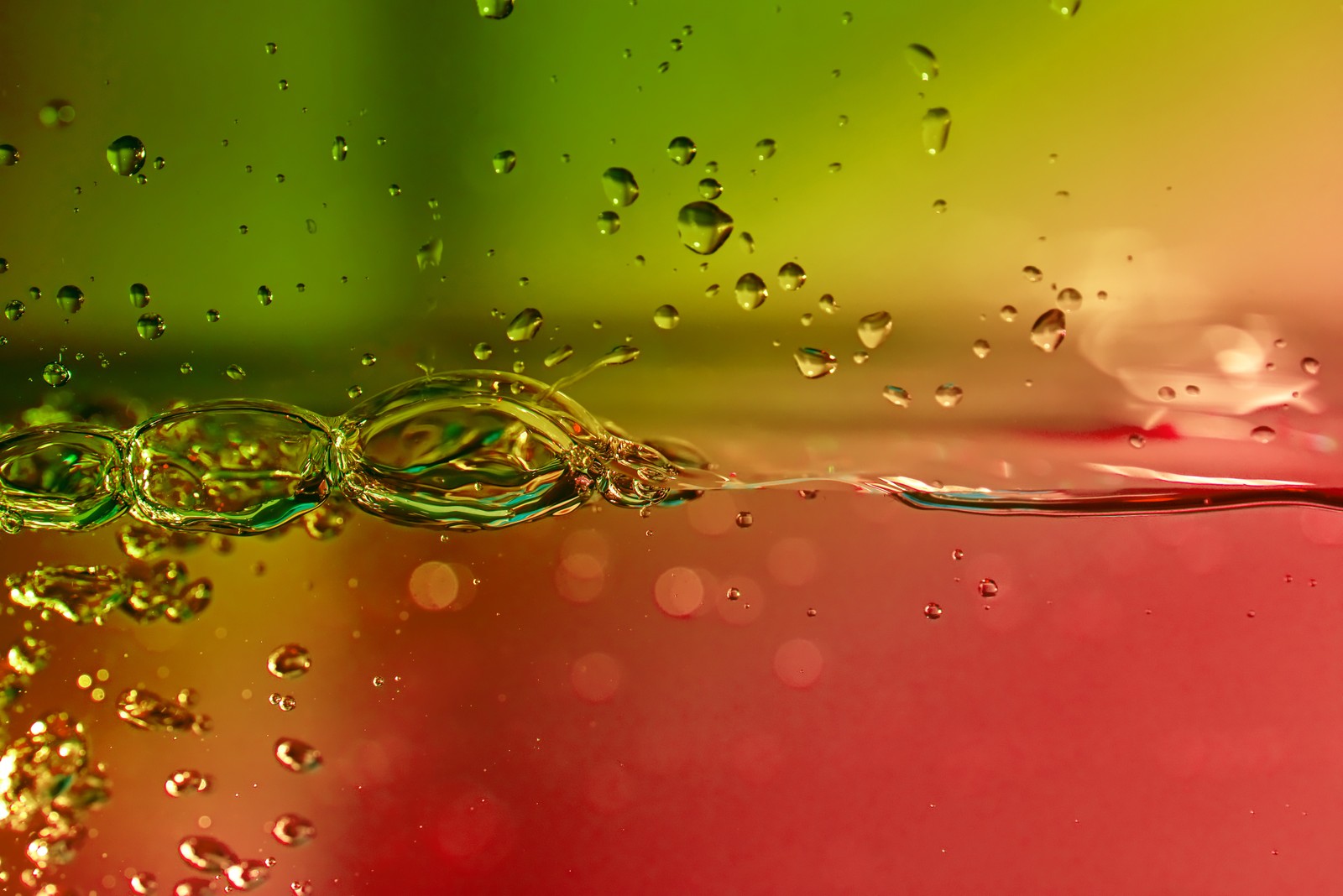 Um close-up de uma escova de dentes e uma escova de dentes em um copo (água, verde, gota, líquido, vermelho)