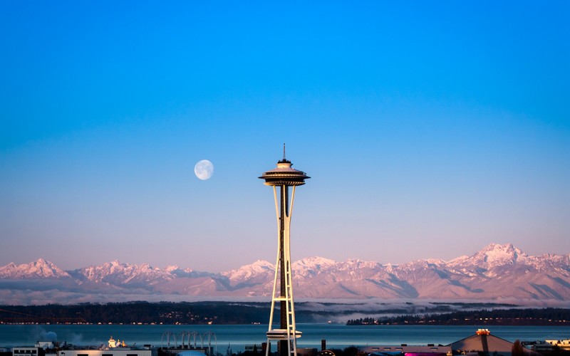 Вид на космическую иглу и олимпийские горы (сиэтлская башня, space needle, сиэтл, современная архитектура, достопримечательность)