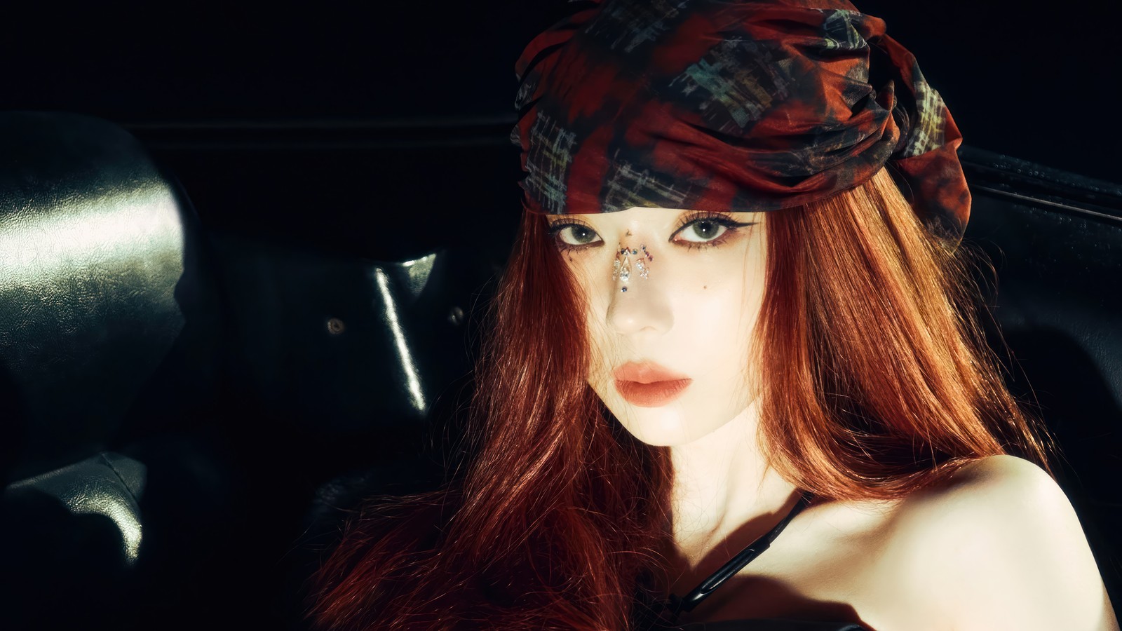 Una mujer con cabello rojo y un sombrero rojo (invierno, aespa, k pop, 에스파, kpop)