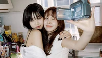 Joy y Wendy celebran la amistad en un momento acogedor en la cocina