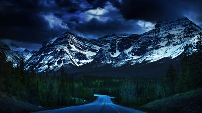 Route pittoresque à travers les sombres Rocheuses canadiennes sous des nuages dramatiques