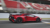 Lamborghini Aventador S 2016 em movimento em uma pista de corrida