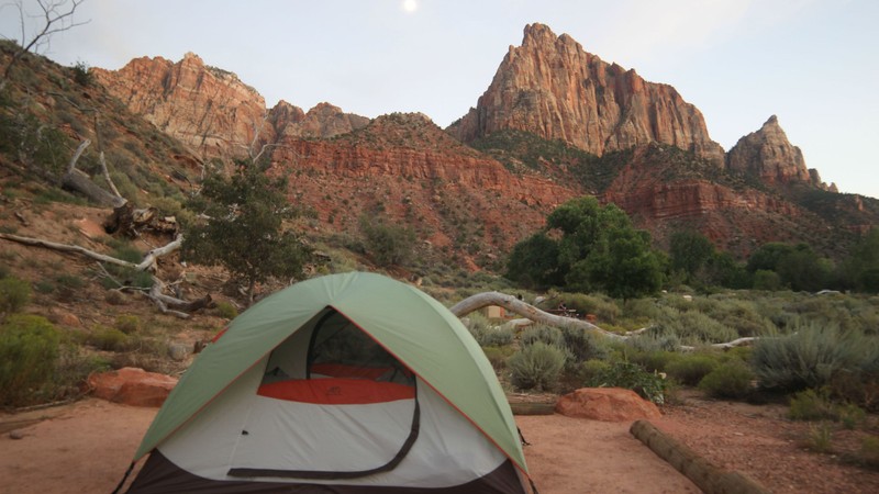 Палатка, установленная посреди пустыни (национальный парк зайон, zion national park, национальный парк, парк, национальный парк бэдлендс)