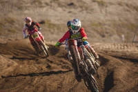 Ação emocionante de motocross em pistas de terra