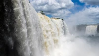 Cataratas do Iguaçu: Um majestoso curso de água caindo em meio a um céu dramático