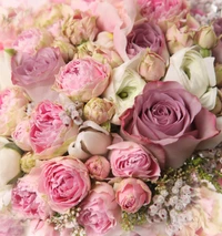 Un bouquet époustouflant de roses roses et de fleurs délicates, présentant un mélange harmonieux de roses de jardin et de pétales doux, parfait pour les passionnés de design floral.