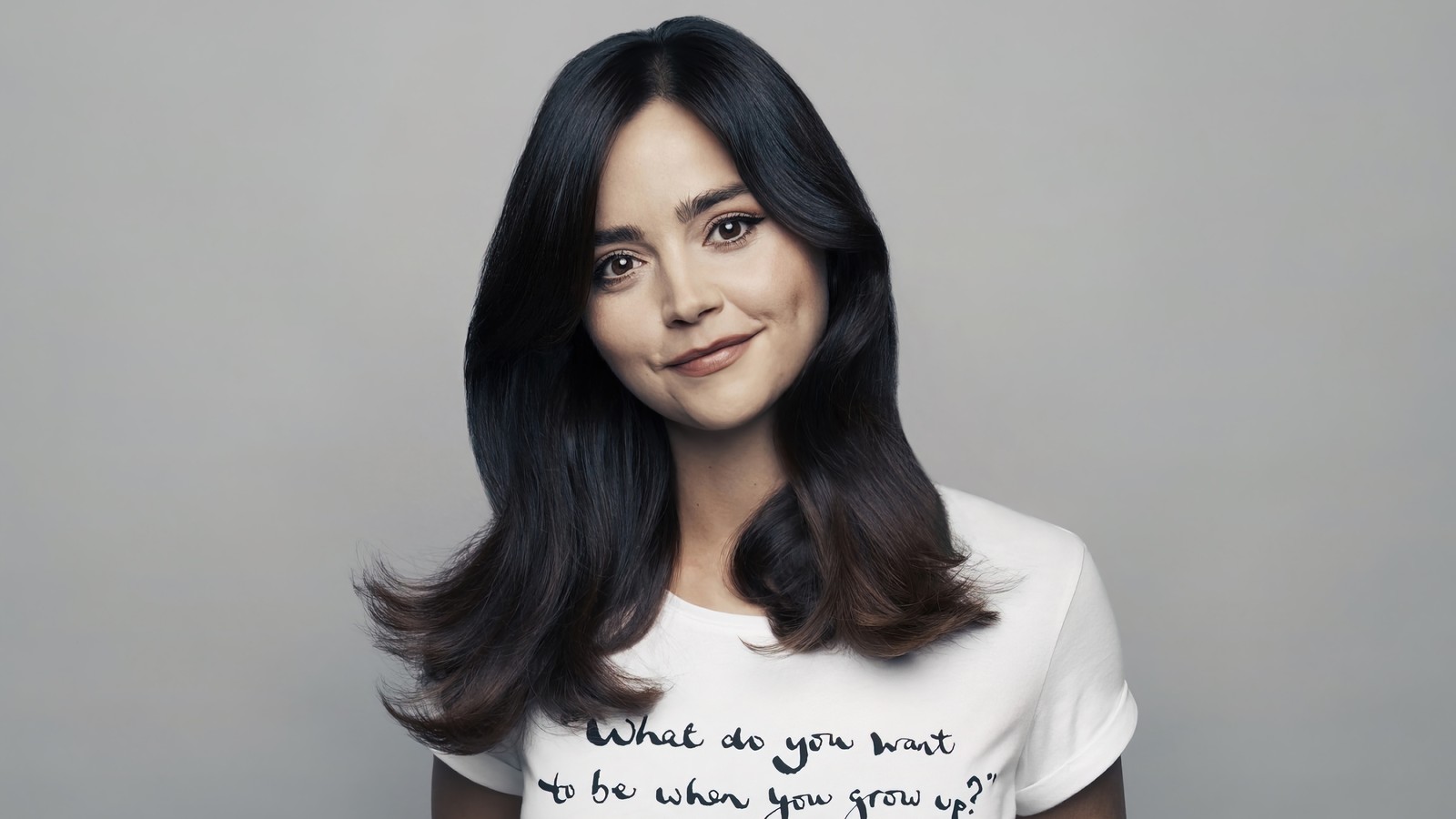 Femme arabe avec de longs cheveux noirs portant une chemise blanche (jenna coleman, anglais, actrice, célébrité, femmes)