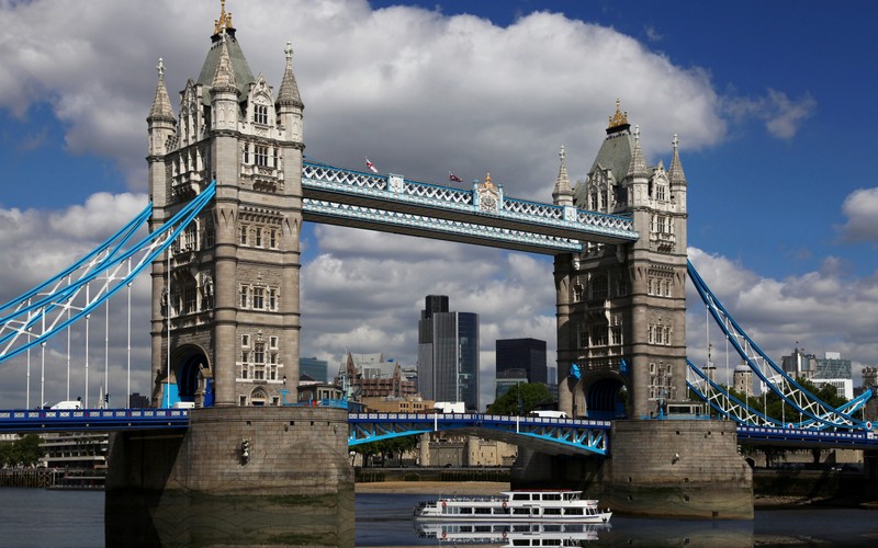 Мост с лодкой, проходящей под ним по реке (tower bridge, лондонский мост, london bridge, мост, достопримечательность)