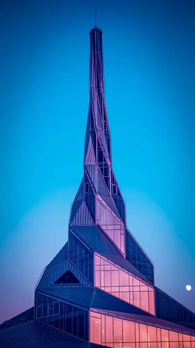 Zeitgenössischer grauer Wolkenkratzer mit Pyramiden-Design bei Dämmerung