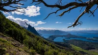 Atemberaubende bergige Landschaft mit Blick auf einen ruhigen See und üppige Vegetation