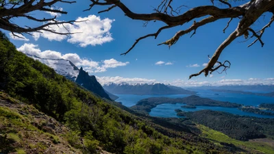 Deslumbrante paisagem montanhosa com vista para um lago tranquilo e vegetação verdejante