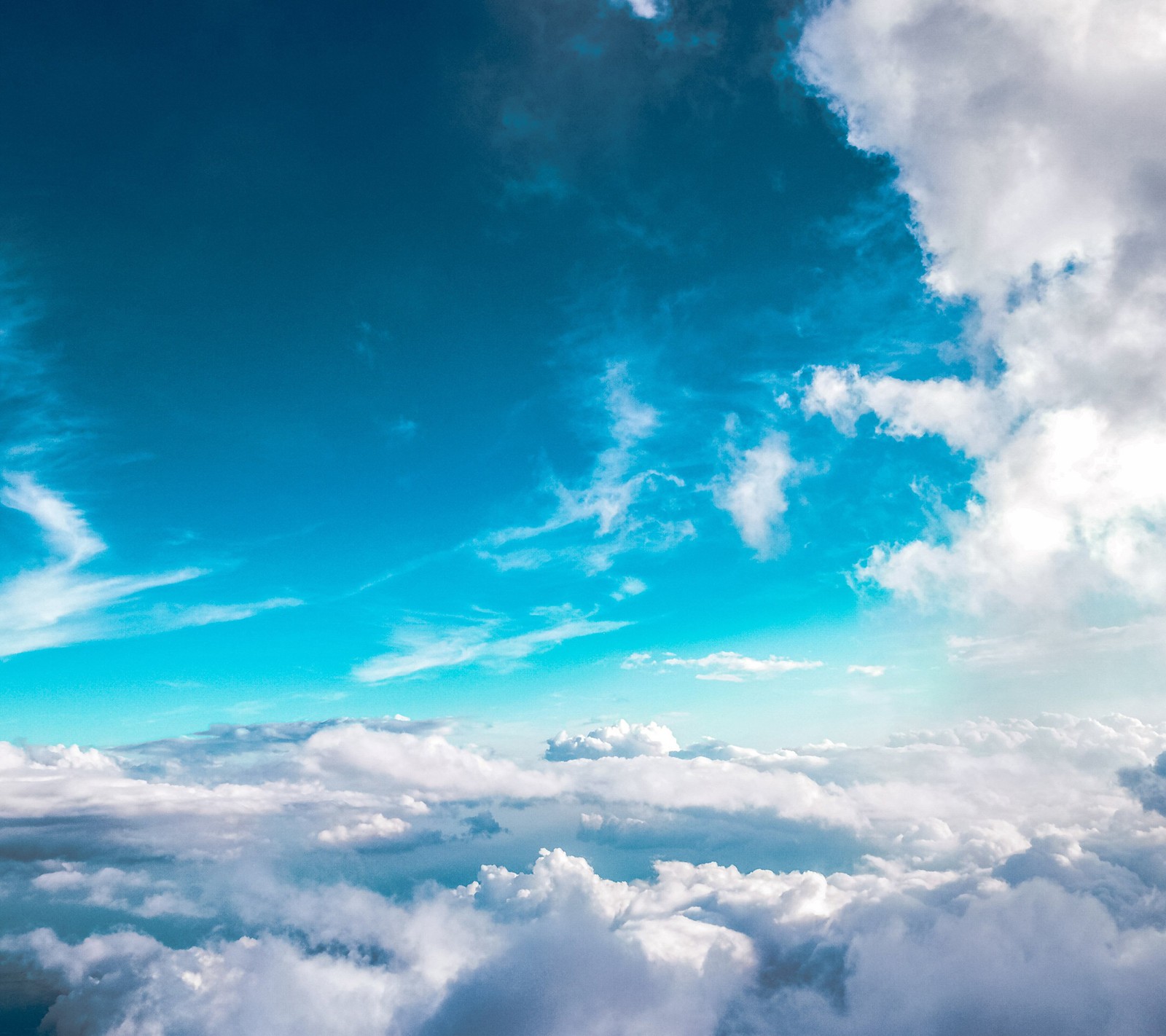 Il y a une vue d'un avion volant au-dessus des nuages (nuages, ciel, nature)