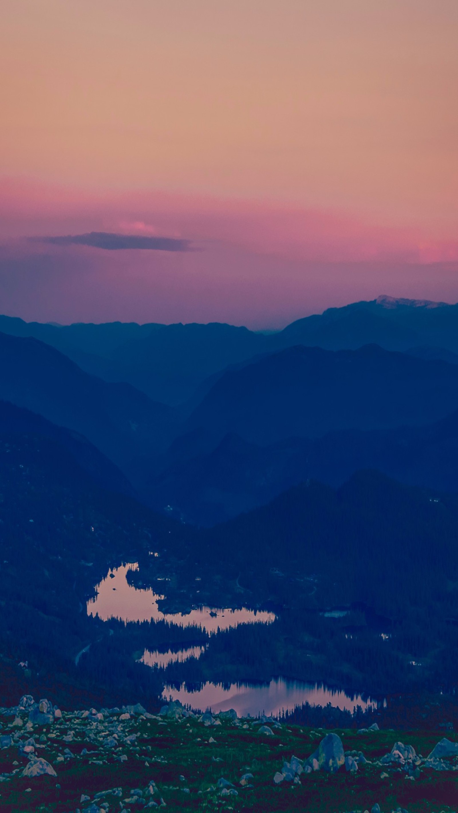 Montagnes avec un lac au milieu d'elles au coucher du soleil (paysage, photo, vue du ciel, coucher de soleil)