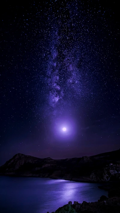 Noche iluminada por la luna sobre un cielo estrellado púrpura