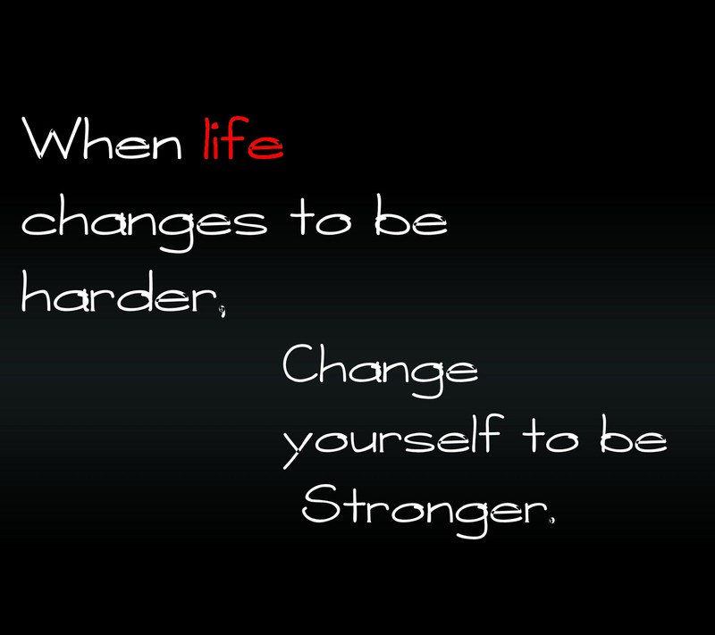Близкий план черного фона с цитатой на нем (быть, изменения, труднее, жизнь, сильнее)