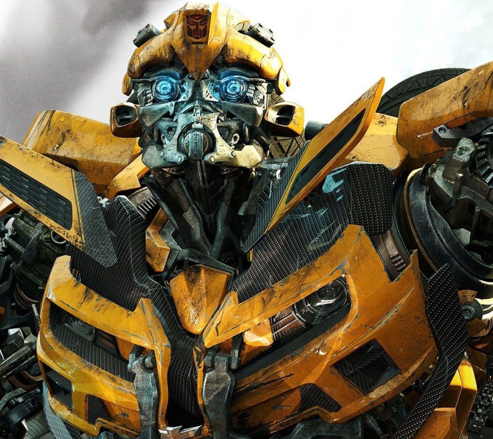 Transformers bumblebee do filme transformers, com um capacete amarelo e listras pretas e brancas (abelhão, transformers)