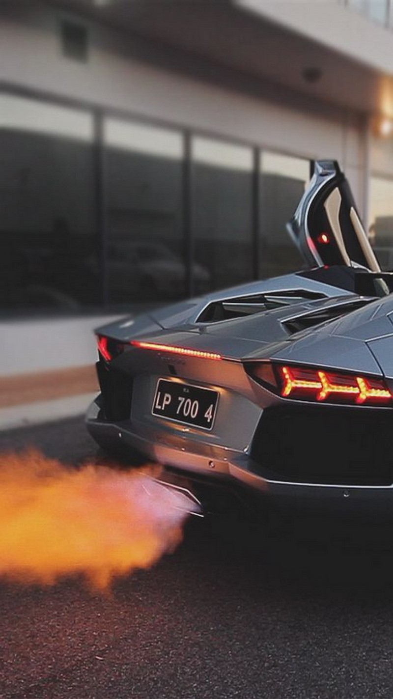 Близкий план автомобиля с открытыми дверями на улице (lamborghini)