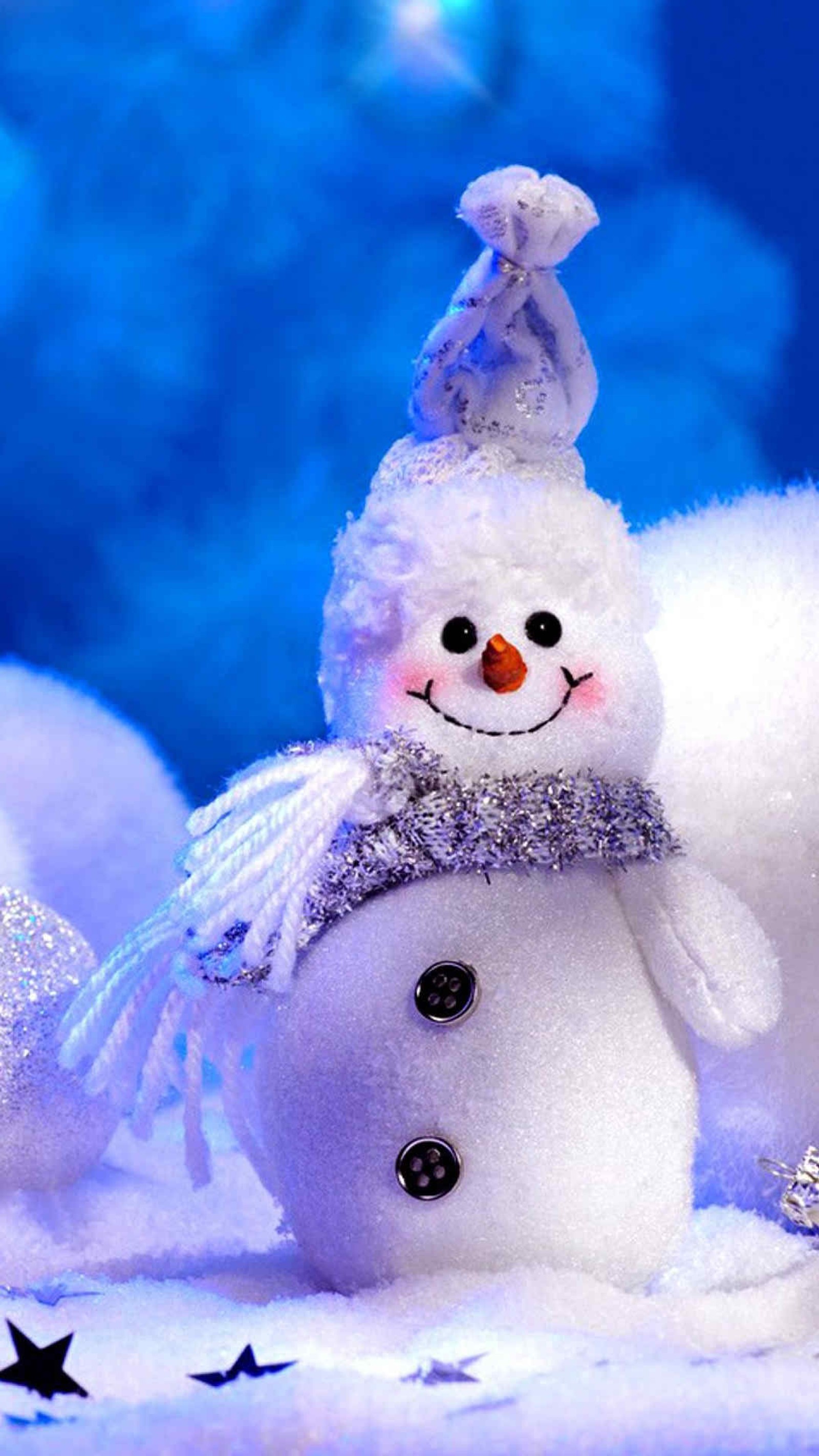 There is a snowman with a hat and scarf on (background, cool, cute, cute snowman, hd)