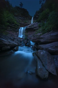 Cascatas de Kaaterskill à noite: uma cachoeira serena na natureza de Nova York