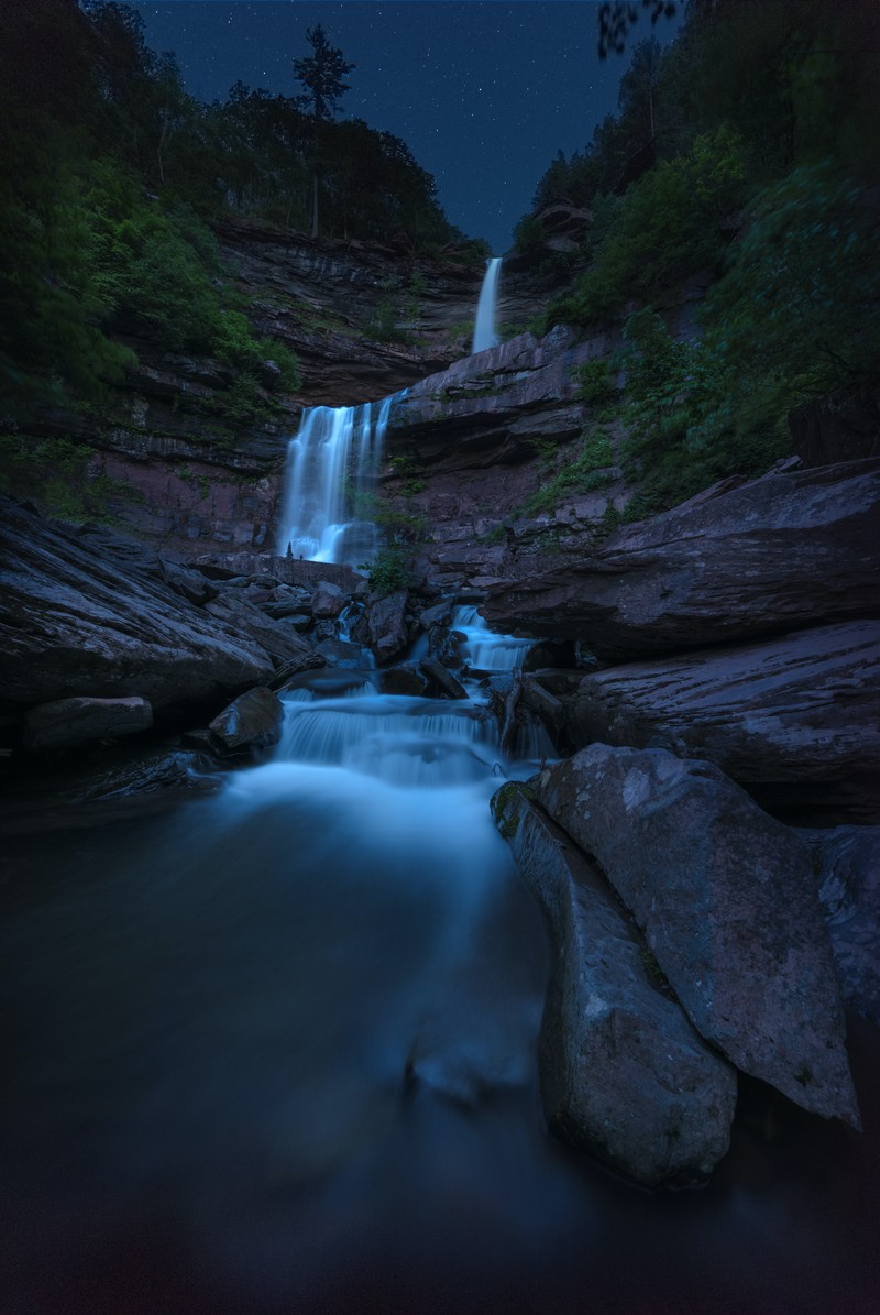 Водопад, который стекает с холма ночью (kaaterskill falls, водопад, ночь, нью йорк, new york)